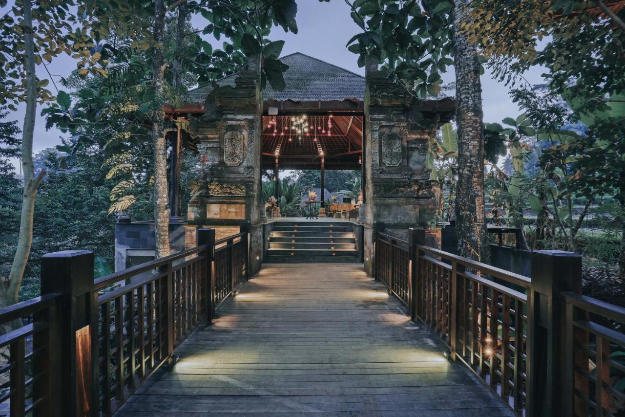 The Sebali Resort Убуд Екстер'єр фото The bridge leading to the restaurant