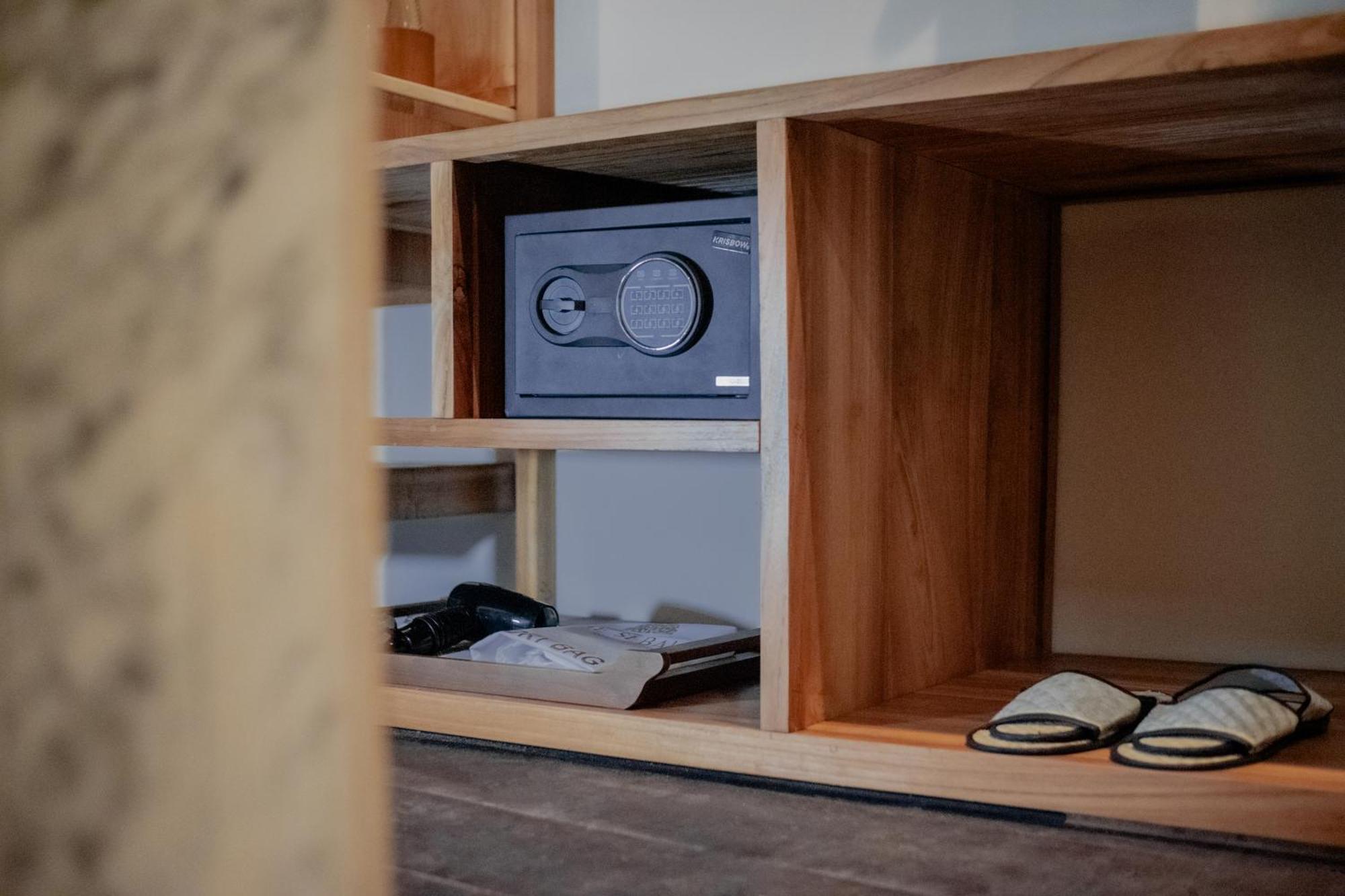 The Sebali Resort Убуд Екстер'єр фото A safe in a hotel room